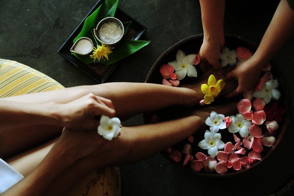 Massage et bain de pieds aux fleurs
